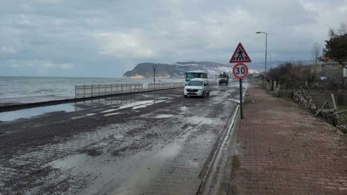 Karadeniz'de dev dalga alarm: nne geleni ykp geti!