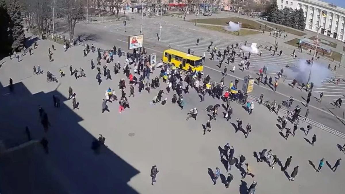 Rus Ordusu Ukrayna'da protestoculara ate at!