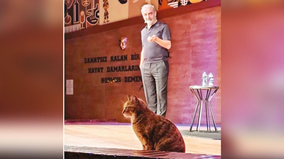 Yılmaz Erdoğan'ın yanından bir an olsun ayrılmadı! Sahnede bir kedi gördüm sanki...