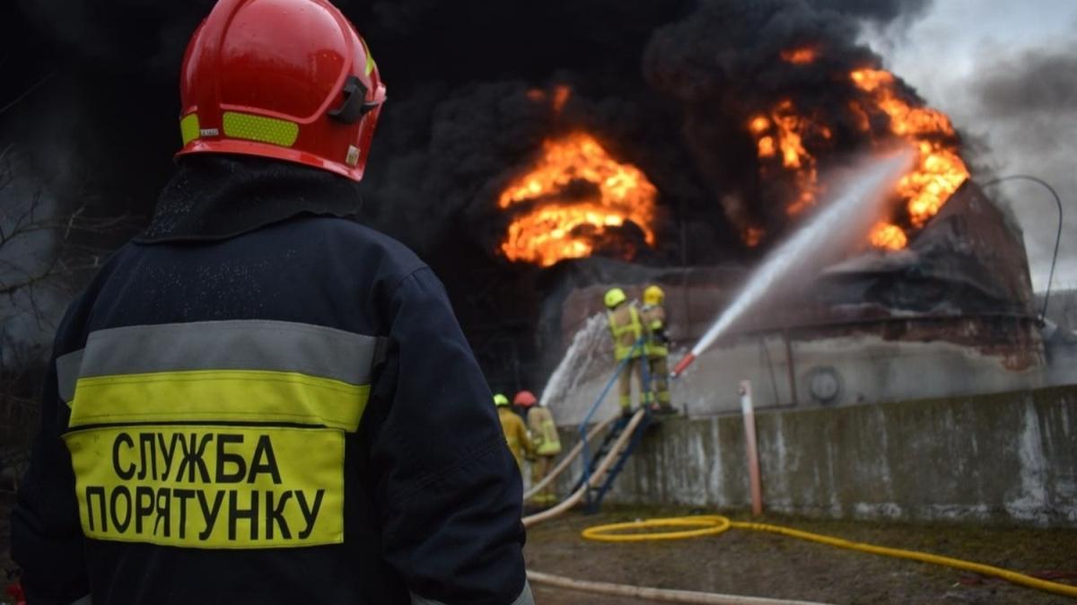 Rivne'de yakt deposunun vurulmasyla kan yangn sndrlemiyor