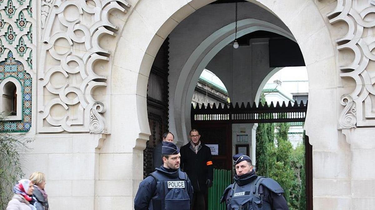 Fransa, camileri kapatmaya devam ediyor