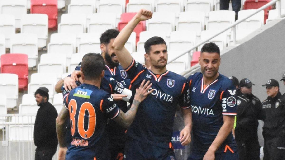 Baakehir, Sivasspor engelini 2 golle at