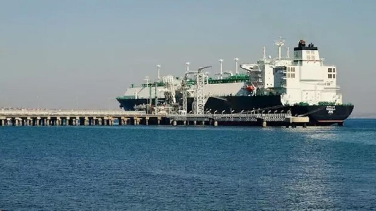 Cezayir Limanı'nda kaza! Yolcu gemisi petrol tankeriyle çarpıştı