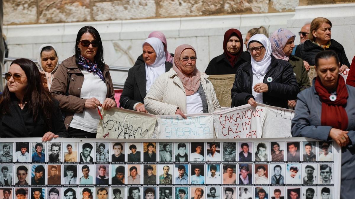 Saraybosna'da Srebrenitsa Soykrm kurbanlar anld