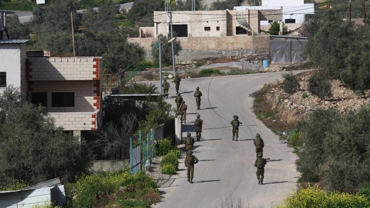 İsrail, Batı Şeria'dan gelen Filistinlilere geçiş noktalarını kapatıyor