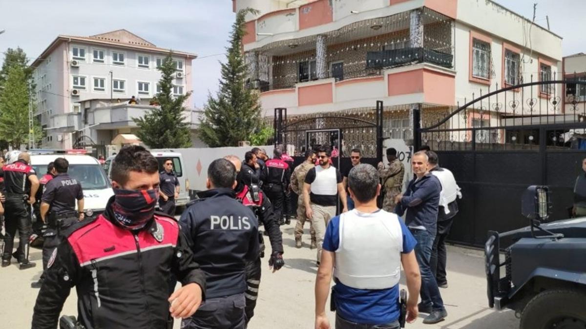 Adana'da polise silahl saldr! Gsnden vurulan polis ar yaraland