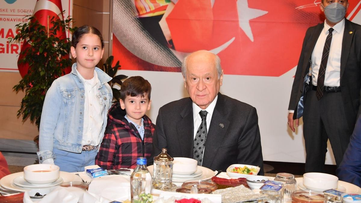 Devlet Baheli ehit aileleriyle iftarda bulutu