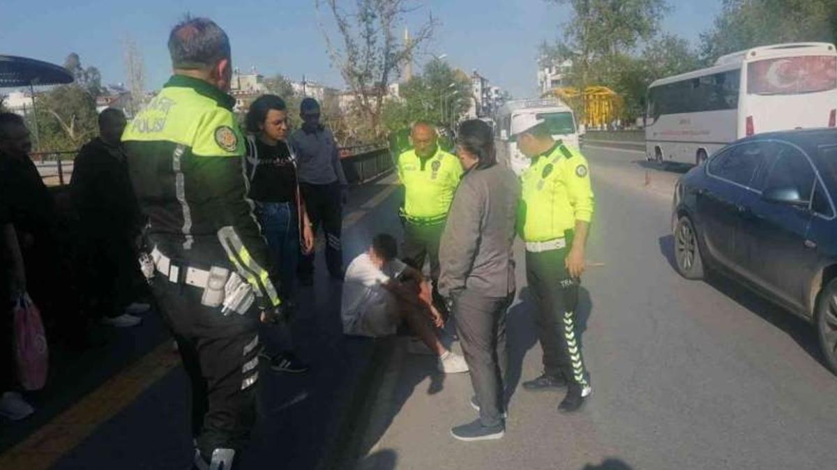 Polislerden kaan motosiklet srcs yayay ezdi! 2 kii yaraland