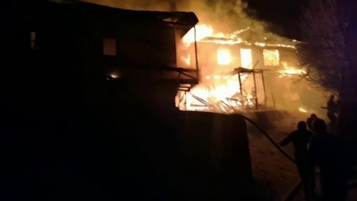 Sivas'ta korkutan yangın! 4 ahşap ev kül oldu