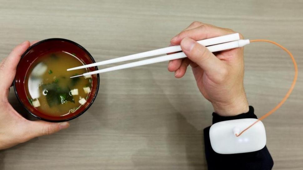 Japon bilim insanları, elektrikli yemek çubukları geliştirdi