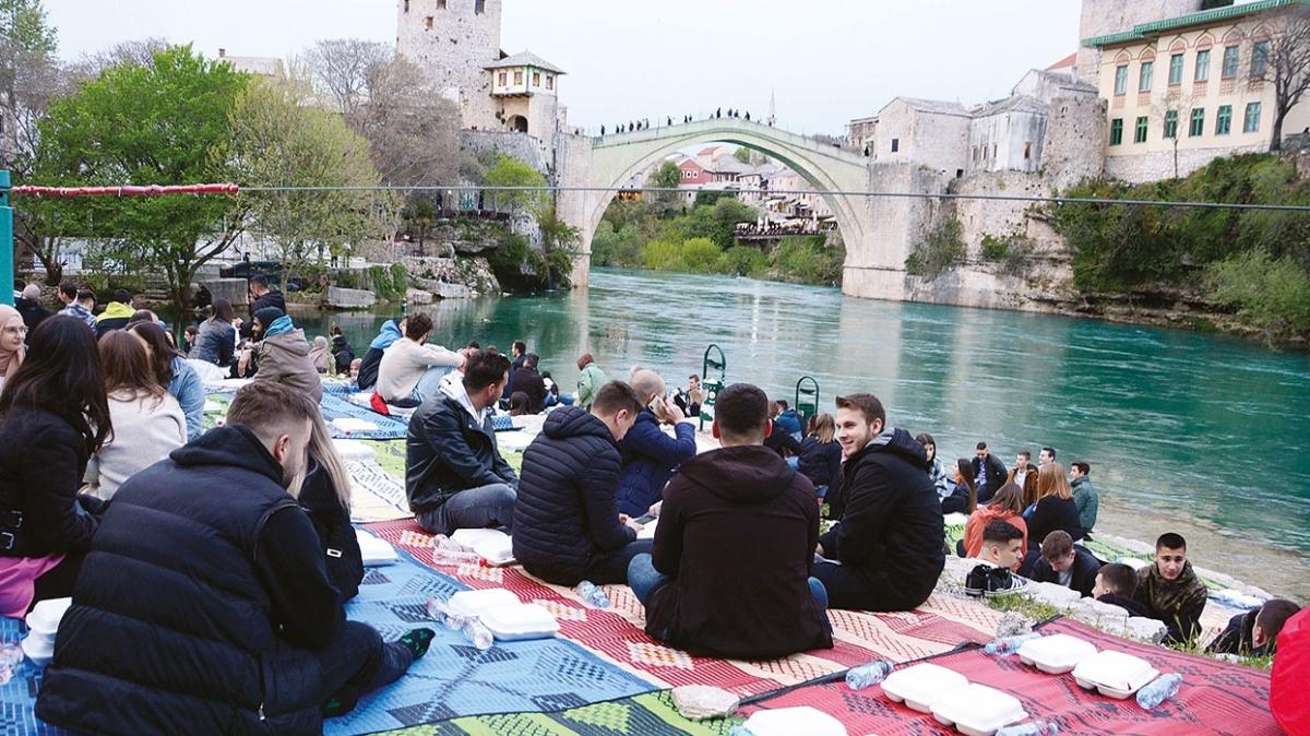 Mostar Kprs'nde genlerle iftar