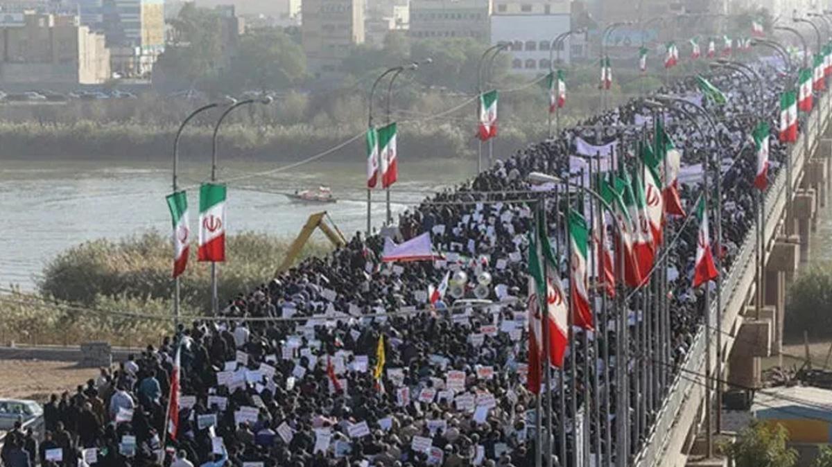 İran'da eğitimciler ayaklandı