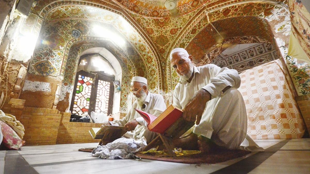 Hayat derdiyle kulluk vazifenizi unutmayn