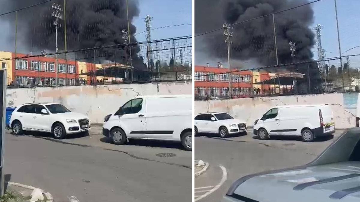 Üsküdar'da yangın: Baz istasyonu ve depo alev alev yandı