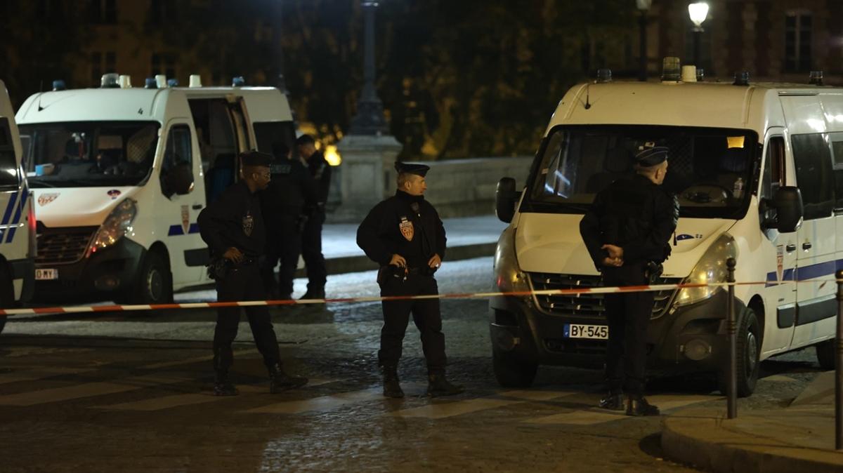 Paris'te polisin 'dur' ihtarına uymayan sürücünün aracına ateş açtı: 2 ölü
