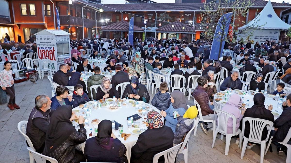Tarihi meydan iftar sofralaryla donatld