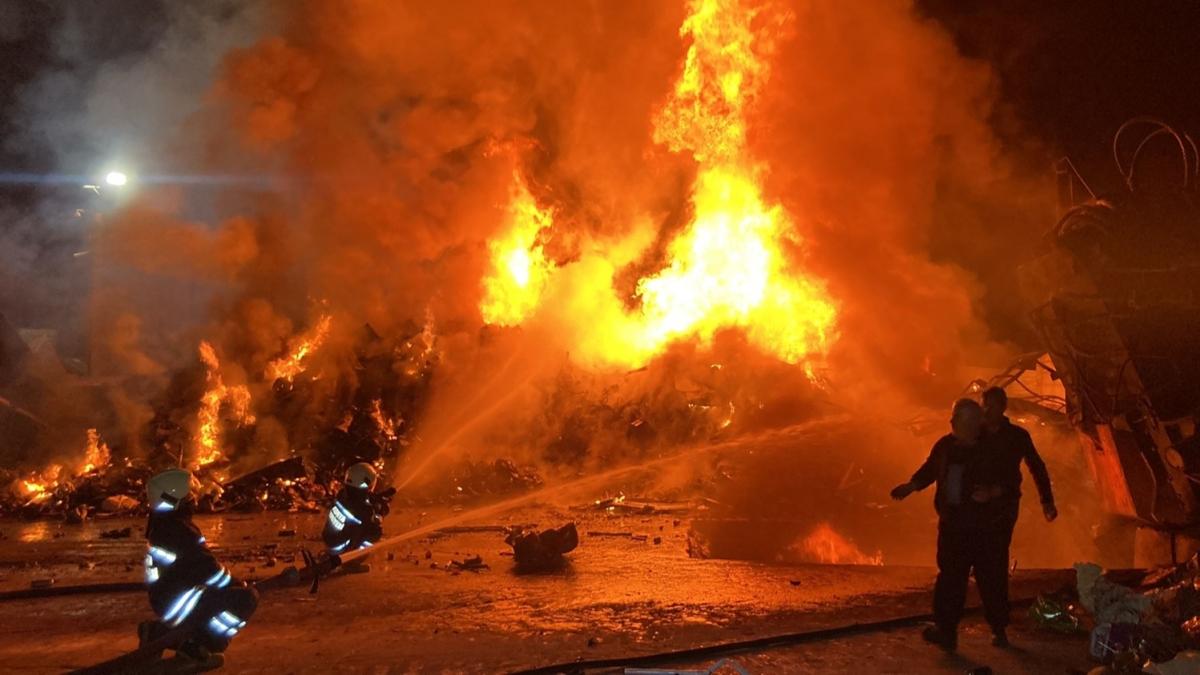 Konya'da hurdalıkta yangın! Alevler her yeri sardı