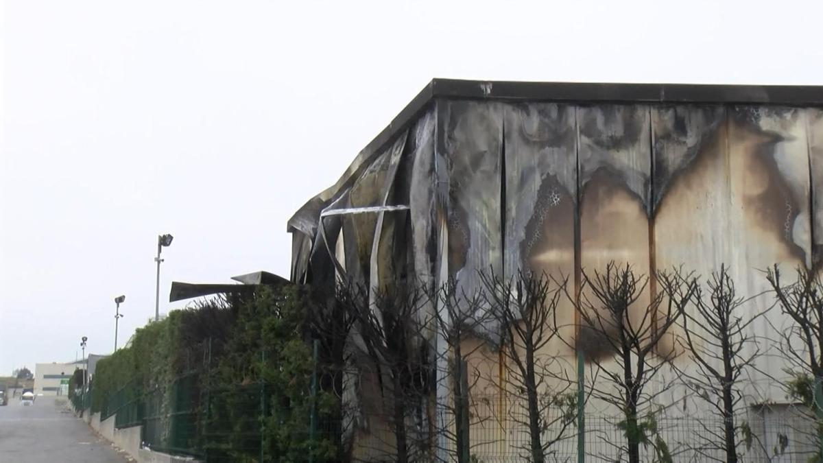Esenyurt'ta bir markete ait depoda yangın