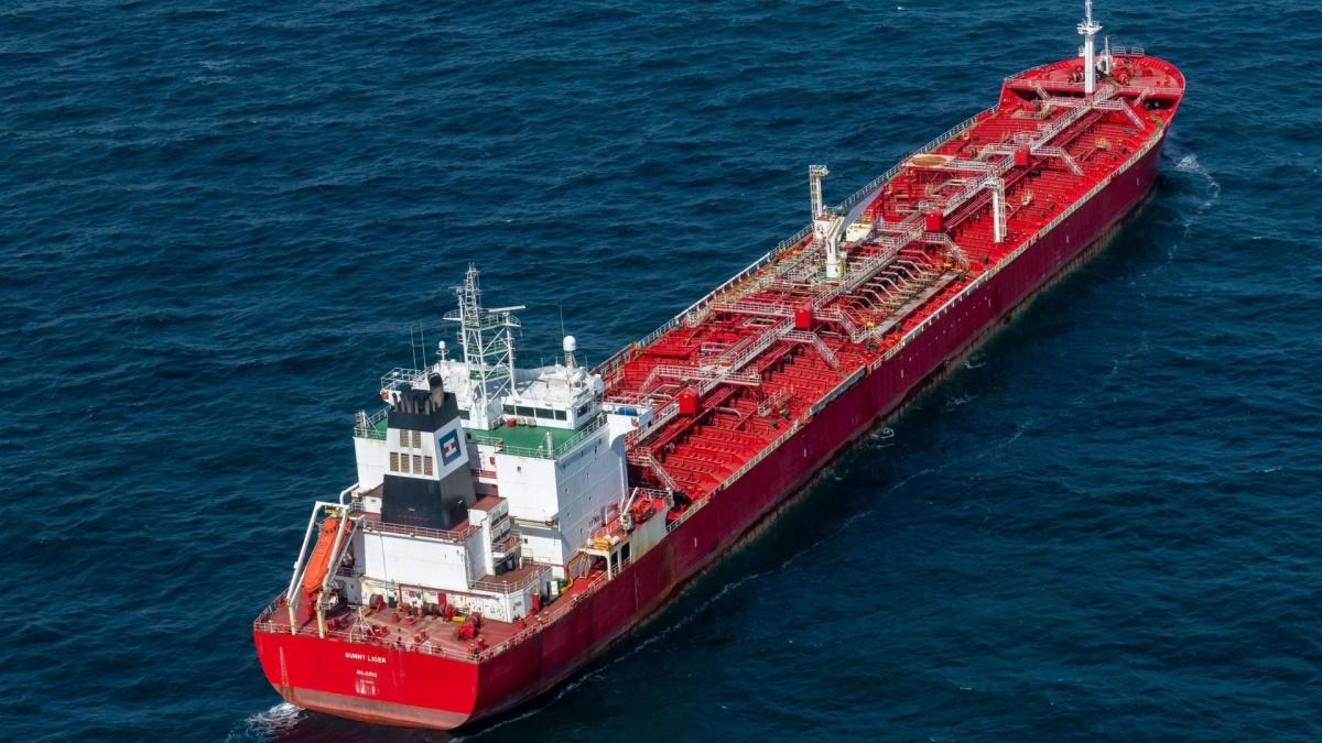 Rus petrolü taşıyan gemi Hollanda'da bekliyor