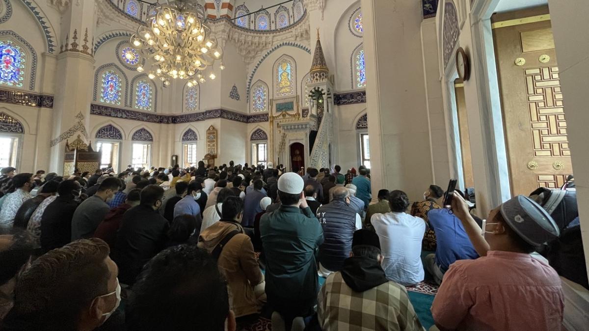 Tokyo'da mslmanlar bayram namaz iin camiye akn etti