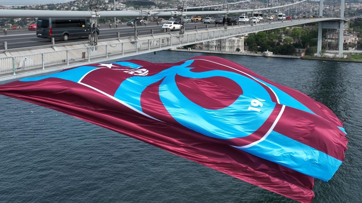 Trabzonspor, 15 Temmuz ehitler Kprs'ne aslan bayran paralarn sata sundu
