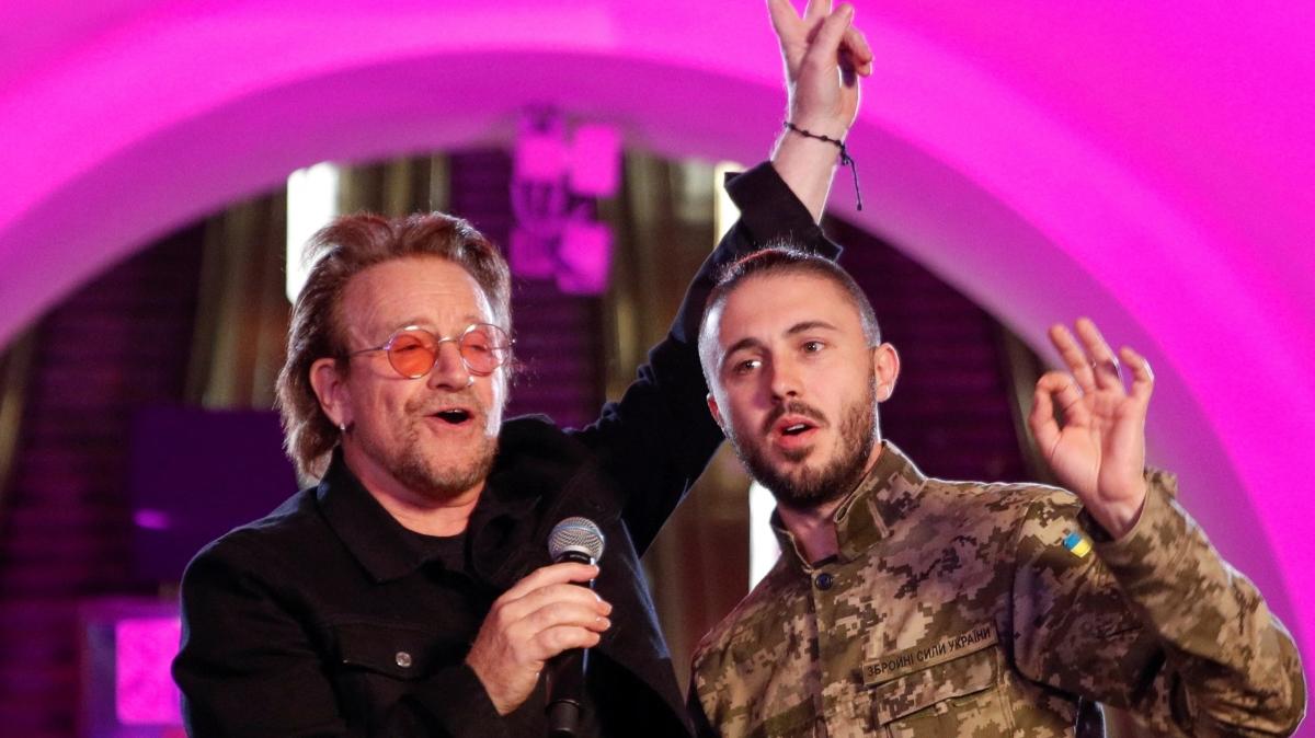 U2'dan Kiev metrosunda Ukraynallara moral konseri