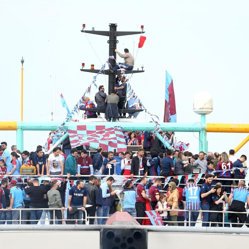 Şampiyonluk Filosu Karadeniz'i sardı! Trabzon bugün bordo-mavi
