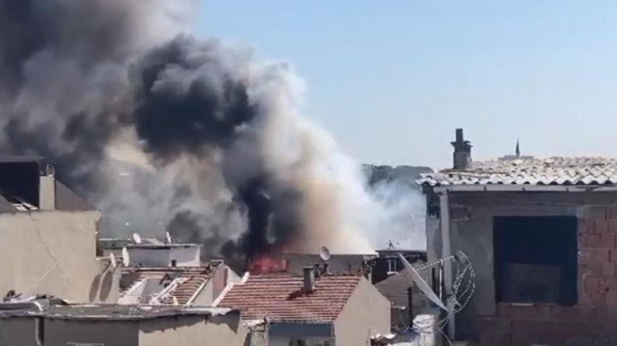 Bağcılar'da 5 katlı bir binanın çatısında yangın çıktı