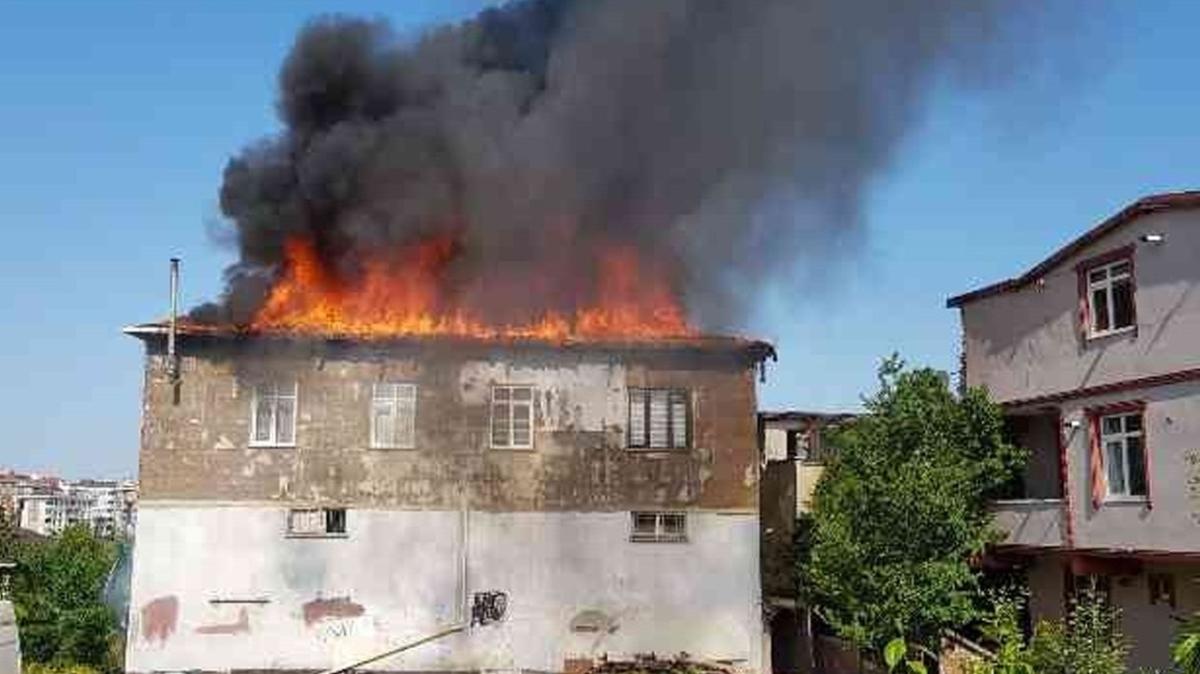 Ümraniye'de 2 katlı bir binanın çatısında yangın
