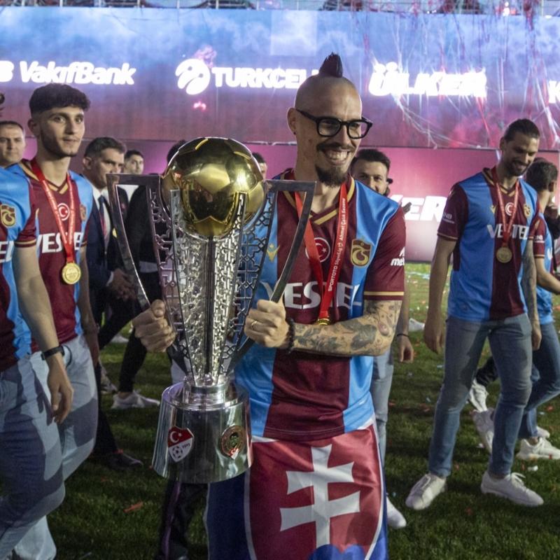 Trabzonspor şölen gibi geçen bir törenle kupasını aldı!