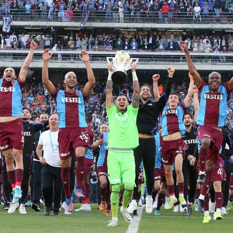 Trabzonspor bir kez daha kupa kaldırdı! İstanbul'a özel kutlama