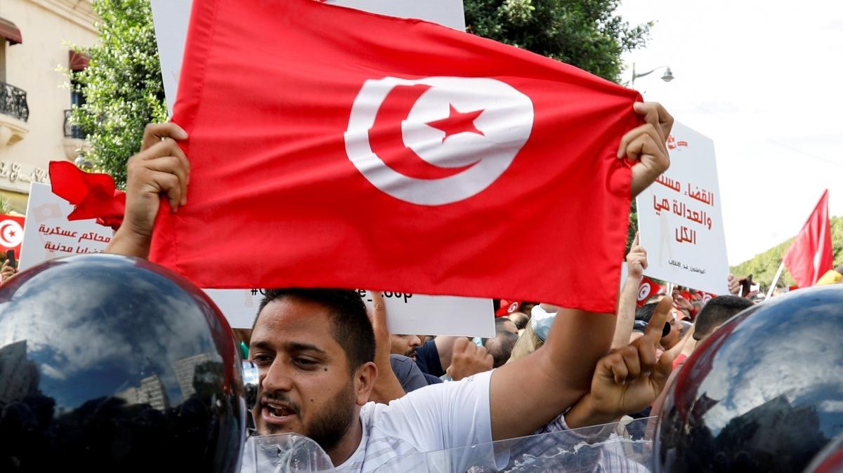 Tunus'ta 4 milletvekili polisle tartt gerekesiyle hapse girdi