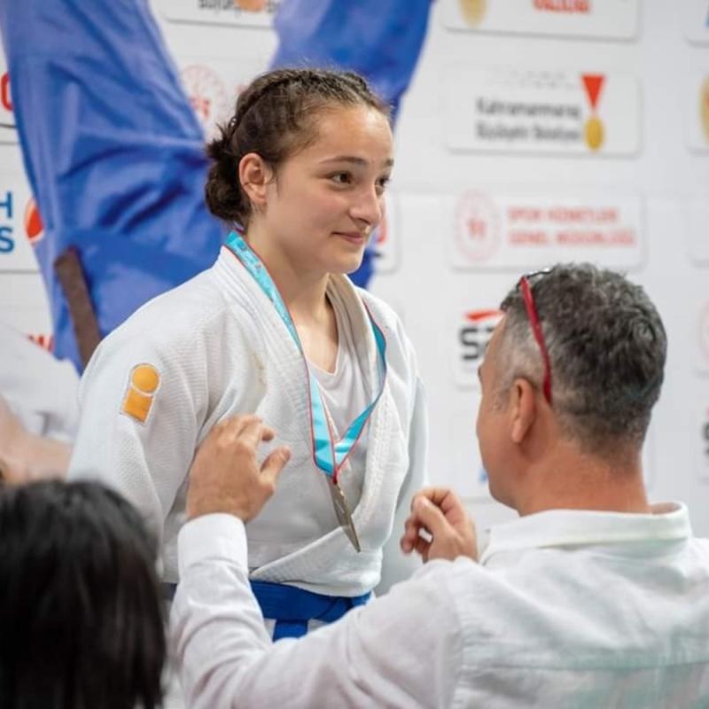 Türkiye Yıldızlar Judo Şampiyonasında mücadele eden Düzce Spor Akademisi sporcusu Yaren Sala, 63 kilogramda Türkiye Şampiyonu olarak büyük bir başarıya imza attı.