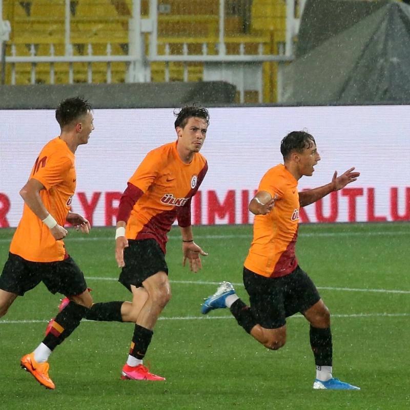 Fenerbahçe ve Galatasaray U19'da kozlarını paylaştı! Kadıköy'de kazanan Cim-Bom oldu