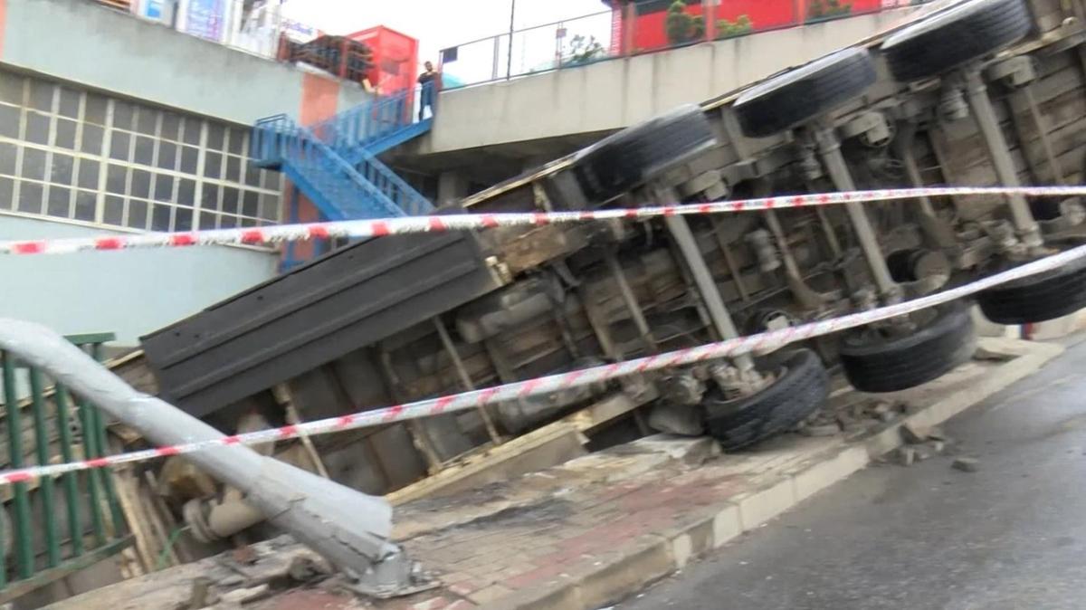 Baakehir'de bir TIR fabrika bahesine utu