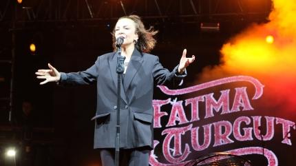 Fatma Turgut Bursa'da sahne aldı... Sevilen şarkılarını seslendirdi
