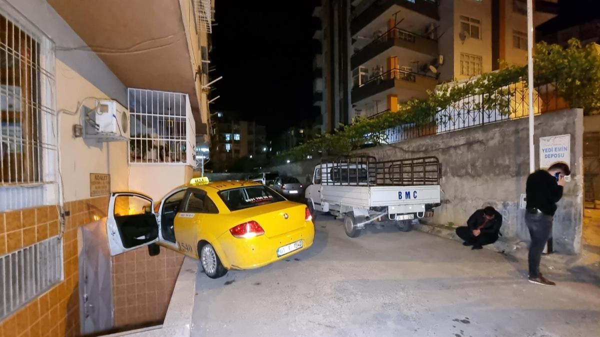 Adana'da ilgin olay! Kavgay ayrrken taksisi alnd