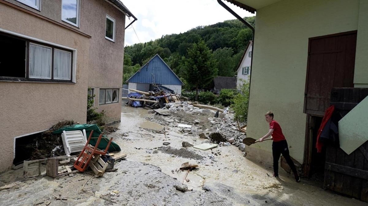 Almanya'da fırtına ve su baskını kabusu! 1 ölü, 40 yaralı