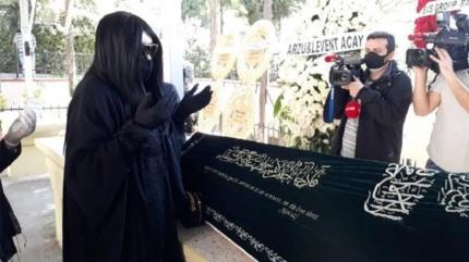 Bülent Ersoy'un cenaze görüntüleri viral oldu! 'Bu mezar küçük değil mi?' deyince olanlar oldu