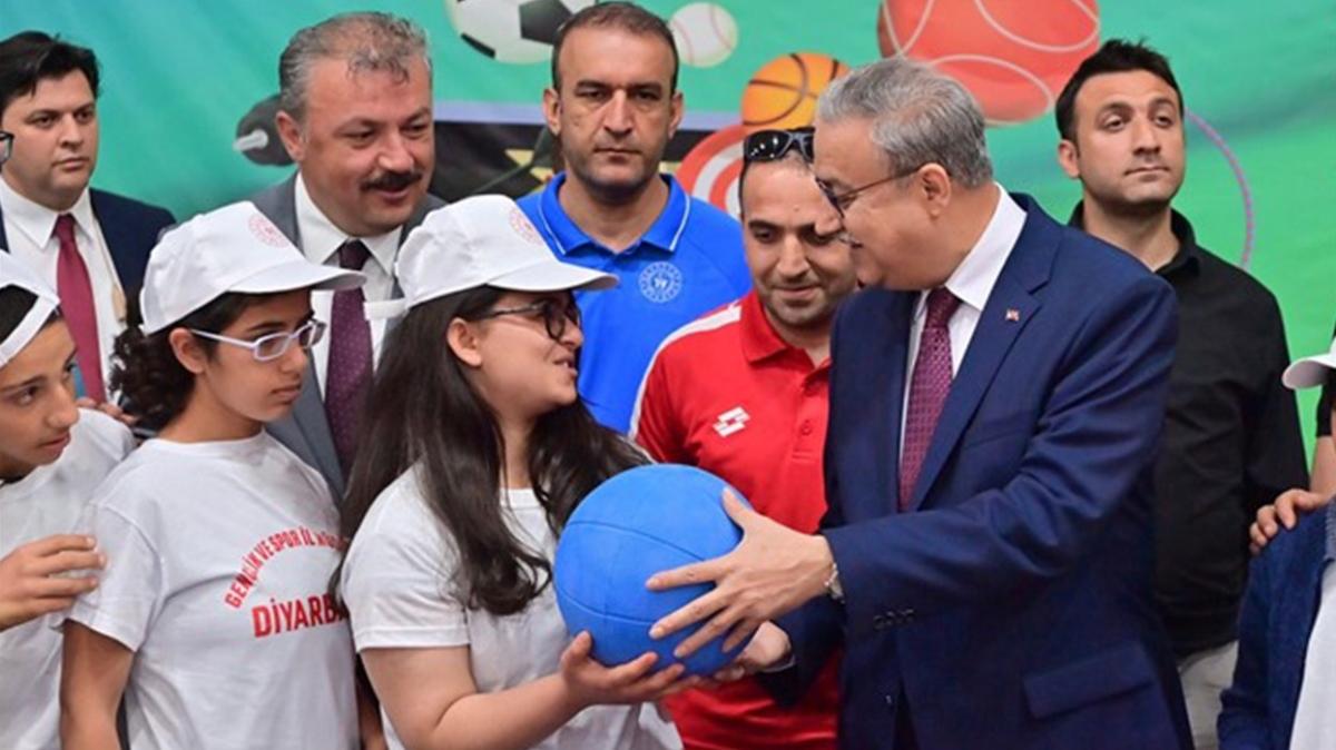 Erdoan gnderdi, Diyarbakr'da zel eitim rencilerine spor malzemeleri datld