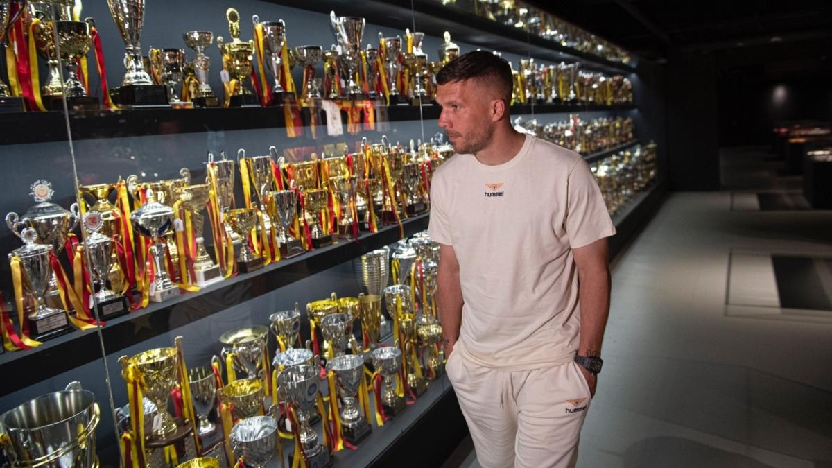 Lukas Podolski'den Galatasaray'a ziyaret