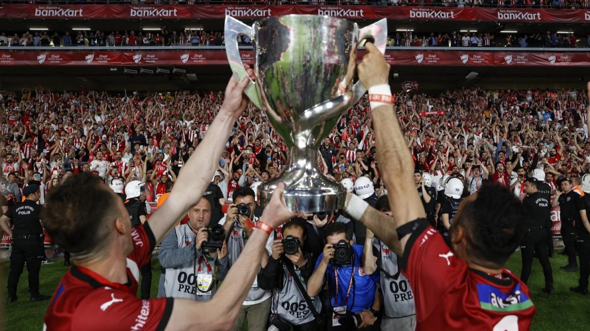 Türkiye Kupası şampiyonu Demir Grup Sivasspor kupasını kaldırdı!
