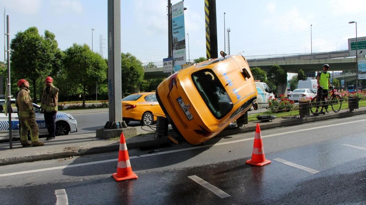 stanbul'da trafii kapatan kaza: Taksi bariyerde asl kald
