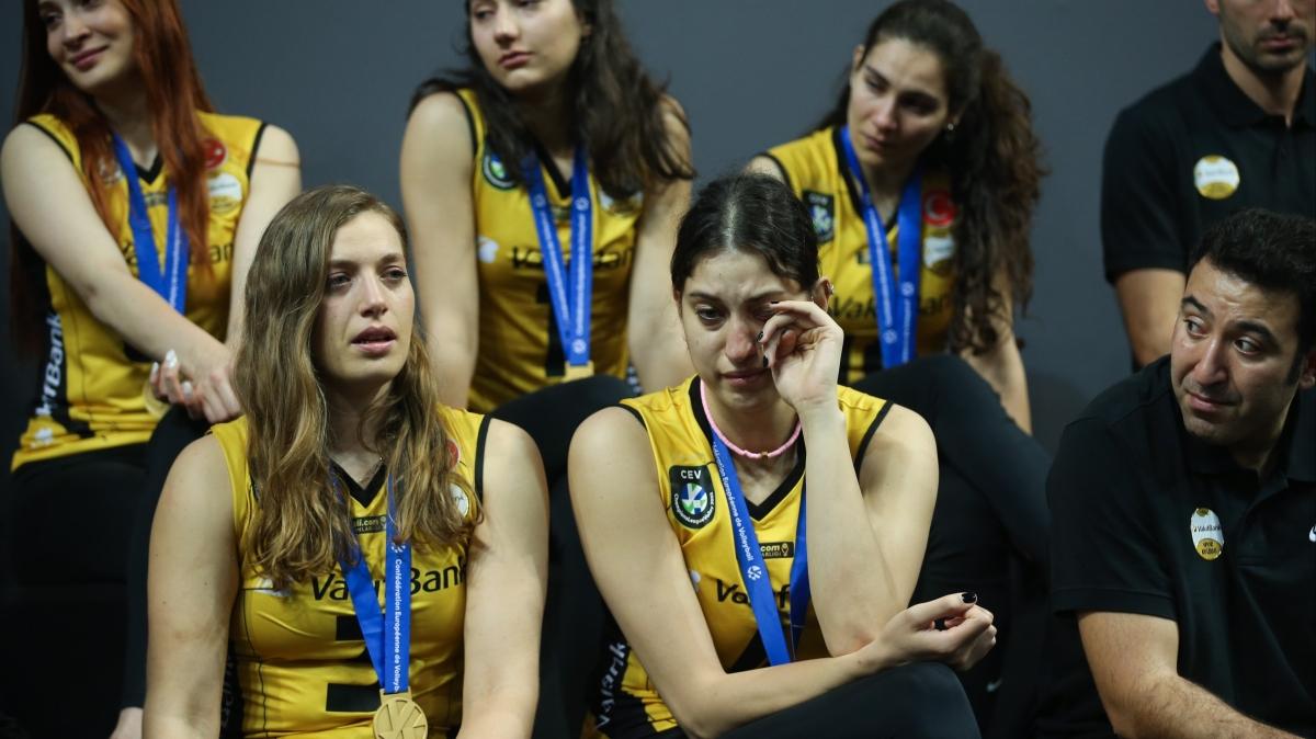 VakfBank'ta bir devrin sonu! Yldz voleybolcu emekliliini aklad