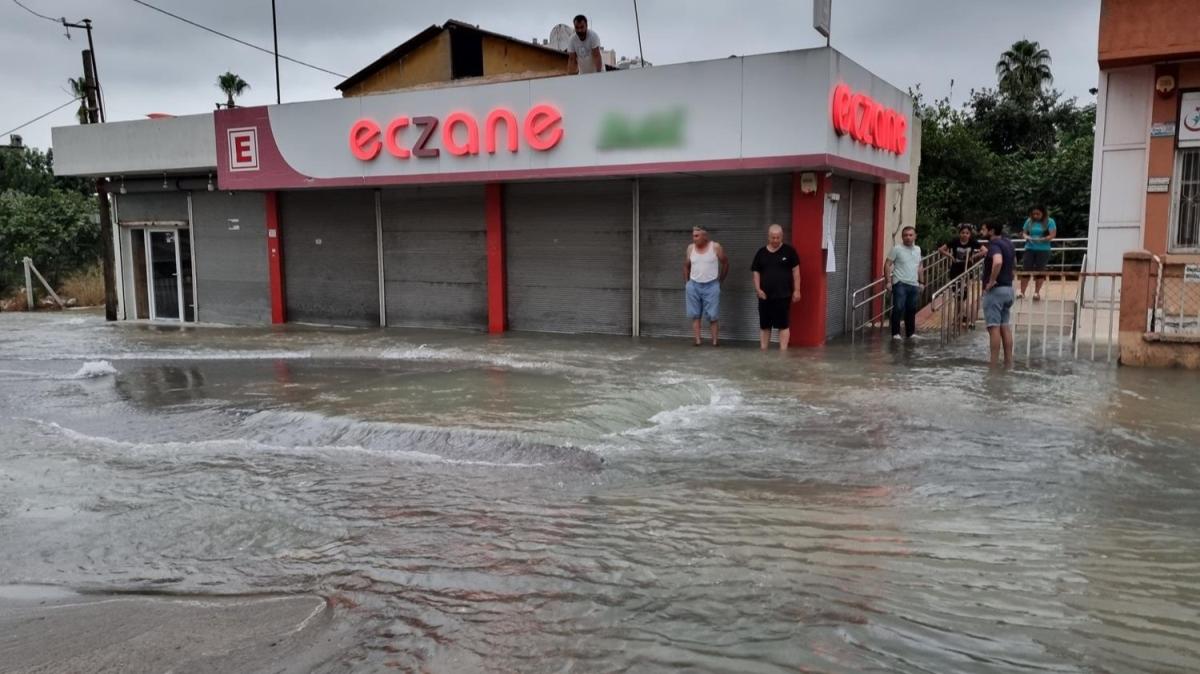 Adana'da su borusu patlaynca yol yarld