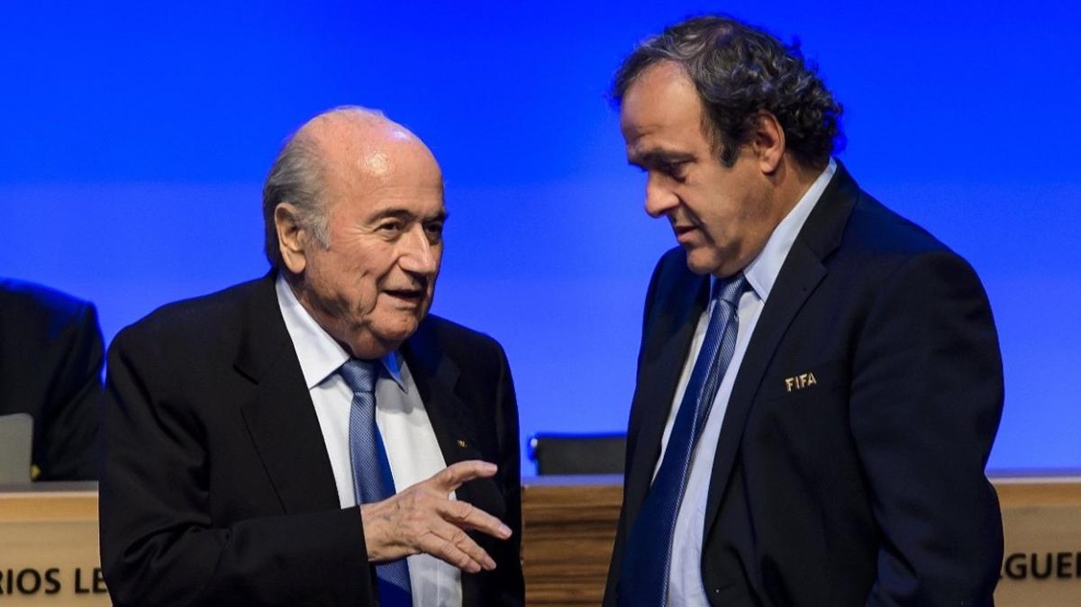 Michel Platini ve Sepp Blatter hakim karsna kyor