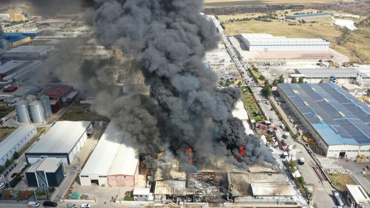Diyarbakr'da fabrika yangn