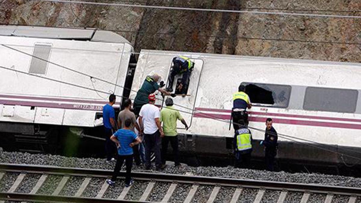 spanya'da tren ile lokomotif arpt! 22 kii yaraland
