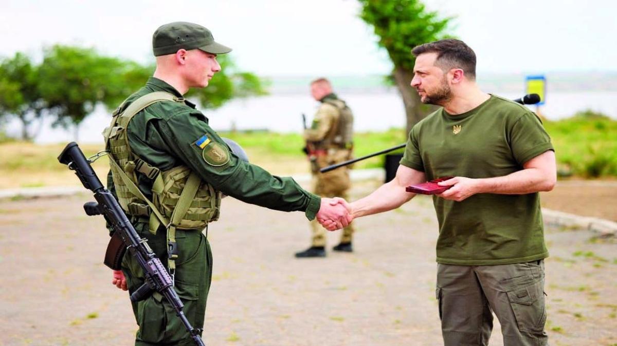 Ukrayna Lideri Zelenski cephede meydan okudu... "Kesinlikle biz kazanacaz"
