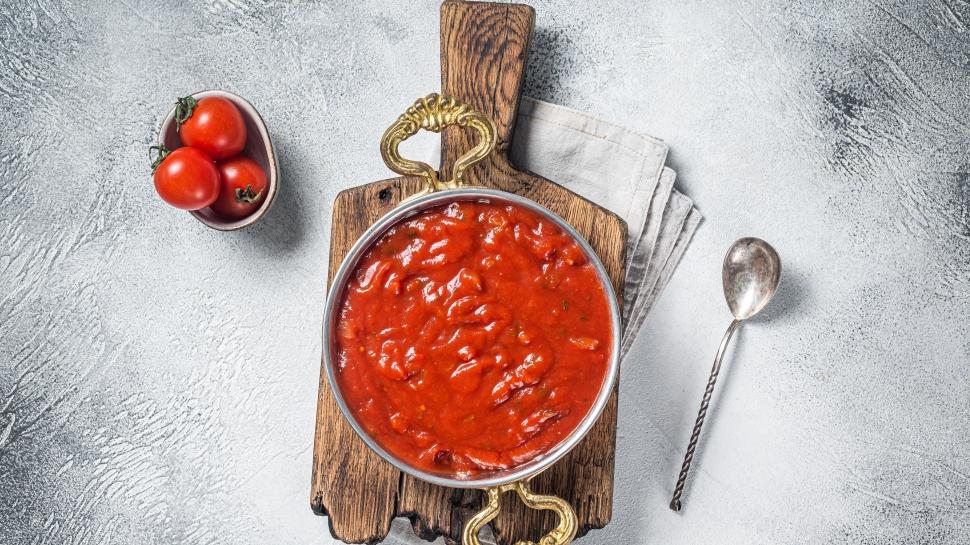 Aylarca saklanabilen domates sosu tarifi! Emine Beder'in defterinden